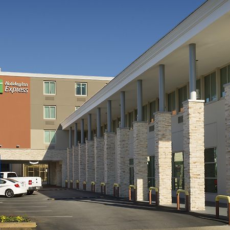 Holiday Inn Express Baltimore At The Stadiums By Ihg Exterior photo